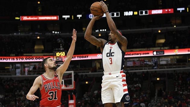 Tomáš Satoranský (31) a Bradley Beal (3) z Washingtonu Wizzards v utkání NBA. Tomáš Satoranský (31) a Bradley Beal (3) z Washingtonu Wizzards v utkání NBA.