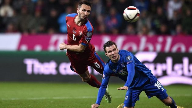 Český fotbalista Tomáš Sivok (vlevo) a Elmar Bjarnason z Islandu během kvalifikačního duelu o postup na ME. Český fotbalista Tomáš Sivok (vlevo) a Elmar Bjarnason z Islandu během kvalifikačního duelu o postup na ME.