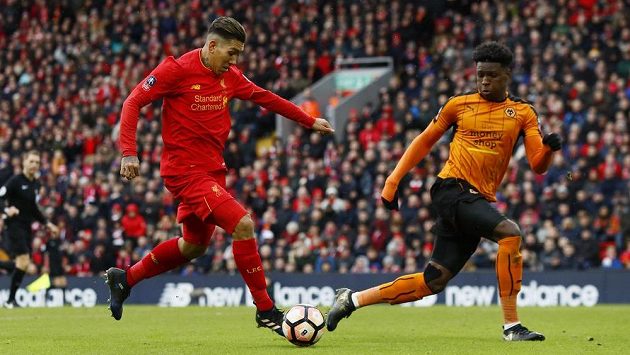 Liverpoolský Roberto Firmino a Kortney Hause z Wolverhamptonu. Liverpoolský Roberto Firmino a Kortney Hause z Wolverhamptonu.