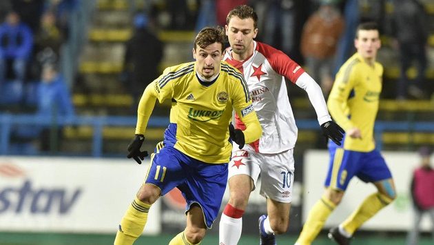 Vukadin Vukadinovič ze Zlína (vlevo) před Josefem Hušbauerem ze Slavie. Vukadin Vukadinovič ze Zlína (vlevo) před Josefem Hušbauerem ze Slavie.