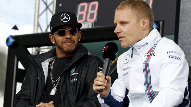 Valteri Bottas (vpravo) na archivním snímku ještě v bundě Williamsu po boku Lewise Hamiltona. Letos už budou oba jezdci oblékat stejné barvy. Valteri Bottas (vpravo) na archivním snímku ještě v bundě Williamsu po boku Lewise Hamiltona. Letos už budou oba jezdci oblékat stejné barvy.