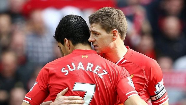 Luis Suárez a Steven Gerrard v dresu Liverpoolu. Luis Suárez a Steven Gerrard v dresu Liverpoolu.