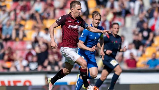 Sparťanský záložník Bořek Dočkal (vlevo) a liberecký stoper Lukáš Pokorný v zápase 28. kola Synot ligy. Sparťanský záložník Bořek Dočkal (vlevo) a liberecký stoper Lukáš Pokorný v zápase 28. kola Synot ligy.