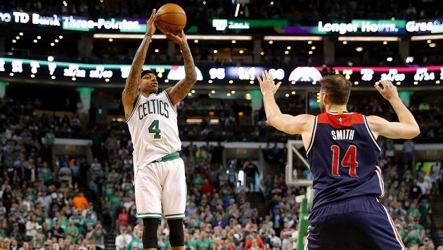 Isaiah Thomas (4) z Bostonu střílí na koš, v obraně zaspal Jason Smith (14) z Washingtonu. Isaiah Thomas (4) z Bostonu střílí na koš, v obraně zaspal Jason Smith (14) z Washingtonu.