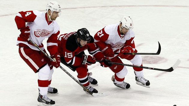 Útočníka Devils Bouchera brání český obránce Kindl (vlevo) a slovenský forvard Tatar. Útočníka Devils Bouchera brání český obránce Kindl (vlevo) a slovenský forvard Tatar.