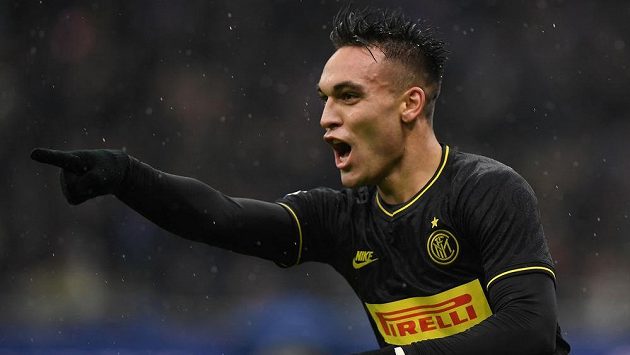Útočník Interu Lautaro Martínez oslavuje vítěznou trefu proti týmu Spal. Útočník Interu Lautaro Martínez oslavuje vítěznou trefu proti týmu Spal.