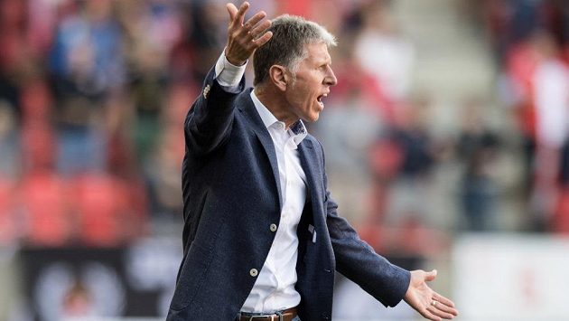 Marně roztazuje Jaroslav Šilhavý rukam. Po podzimu na lavičce Slavie skončil. Marně roztazuje Jaroslav Šilhavý rukam. Po podzimu na lavičce Slavie skončil.