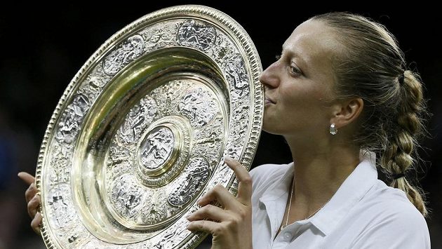Petra Kvitová líbá talíř pro vítězku Wimbledonu. Petra Kvitová líbá talíř pro vítězku Wimbledonu.