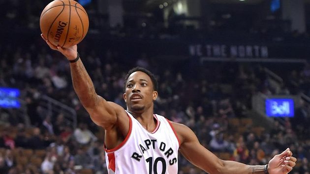Basketbalista Toronto Raptors DeMar DeRozan v utkání proti Denveru. Basketbalista Toronto Raptors DeMar DeRozan v utkání proti Denveru.