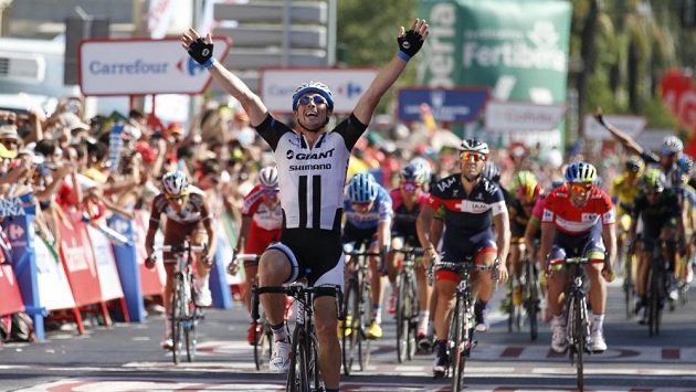 Německý cyklista John Degenkolb se raduje z vítězství ve 4. etapě Vuelty. Německý cyklista John Degenkolb se raduje z vítězství ve 4. etapě Vuelty.