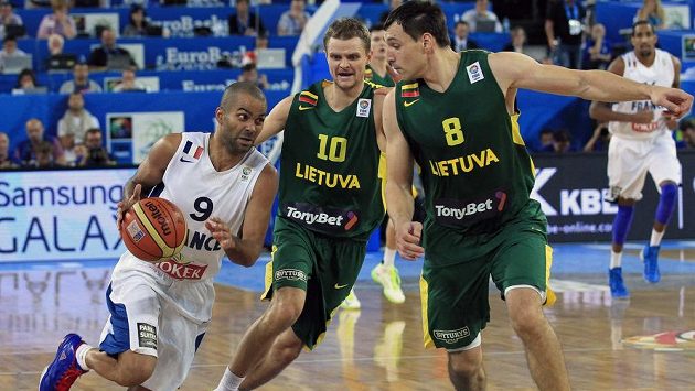 Francouzská hvězda Tony Parker (vlevo) se snaží projít přes bránící litevské duo Renaldas Seibutis (uprostřed), Jonas Mačiulis. Francouzská hvězda Tony Parker (vlevo) se snaží projít přes bránící litevské duo Renaldas Seibutis (uprostřed), Jonas Mačiulis.