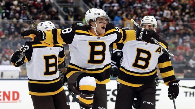 Bostonský David Pastrňák (88) jásá po gólu proti Chicagu. Bostonský David Pastrňák (88) jásá po gólu proti Chicagu.