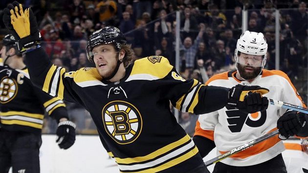 David Pastrňák (88) slaví gól v utkání NHL, teď ale bude svému týmu chybět. David Pastrňák (88) slaví gól v utkání NHL, teď ale bude svému týmu chybět.