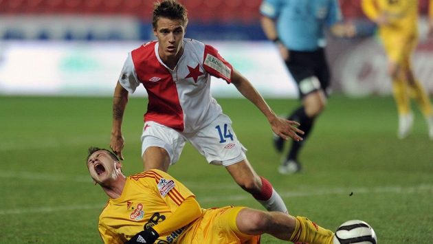 Ondřej Petrák ze Slavie Praha (vlevo) a Tomáš Borek z Dukly Praha v utkání 22. kola Gambrinus ligy. Ondřej Petrák ze Slavie Praha (vlevo) a Tomáš Borek z Dukly Praha v utkání 22. kola Gambrinus ligy.