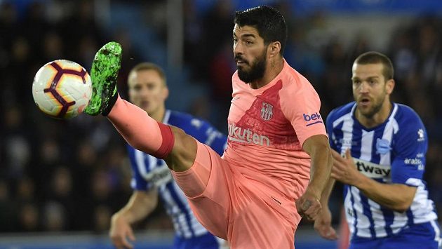 Útočník Barcelony Luis Suárez v souboji s obranou Alavésu. Útočník Barcelony Luis Suárez v souboji s obranou Alavésu.