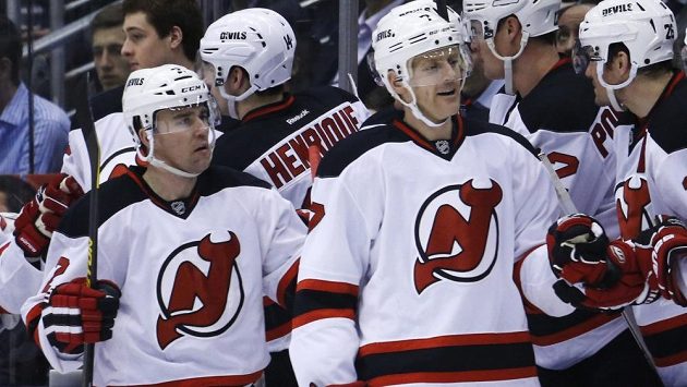 Marek Židlický (vlevo) slaví se spoluhráči z New Jersey svůj druhý gól v duelu proti Torontu. Marek Židlický (vlevo) slaví se spoluhráči z New Jersey svůj druhý gól v duelu proti Torontu.