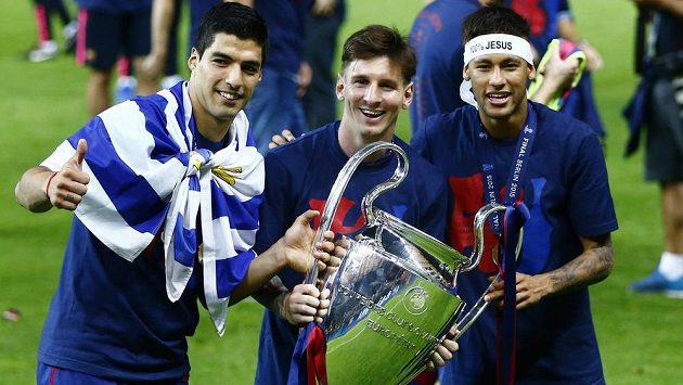Zleva Luis Suárez, Lionel Messi a Neymar slaví vítězství Barcelony v Lize mistrů po letošním finále v Berlíně. Zleva Luis Suárez, Lionel Messi a Neymar slaví vítězství Barcelony v Lize mistrů po letošním finále v Berlíně.