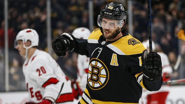 Český hokejový útočník David Krejčí z týmu Boston Bruins slaví svou dvoustou trefu v NHL. Český hokejový útočník David Krejčí z týmu Boston Bruins slaví svou dvoustou trefu v NHL.