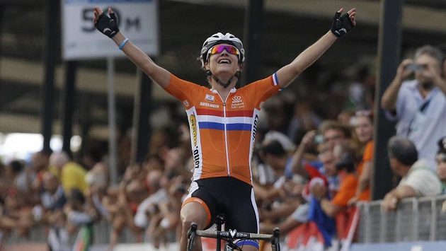 Nizozemská cyklistka Marianne Vosová vyhrála na MS závod žen s hromadným startem. Nizozemská cyklistka Marianne Vosová vyhrála na MS závod žen s hromadným startem.