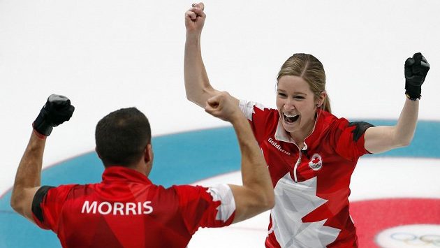 Zlatá radost kanadských curlerů Kaitlyn Lawesové s Johnem Morrisem. Zlatá radost kanadských curlerů Kaitlyn Lawesové s Johnem Morrisem.