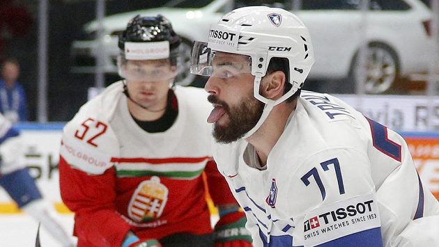 Francouzský hokejista Sacha Trielle během utkání s Maďarskem na MS. Francouzský hokejista Sacha Trielle během utkání s Maďarskem na MS.