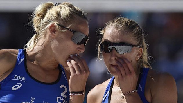 Michaela Kubíčková (vpravo) a Michala Kvapilová při utkání proti brazilské dvojici Agatha Bednarczuk a Eduarda Santos Lisboa Duda. Michaela Kubíčková (vpravo) a Michala Kvapilová při utkání proti brazilské dvojici Agatha Bednarczuk a Eduarda Santos Lisboa Duda.