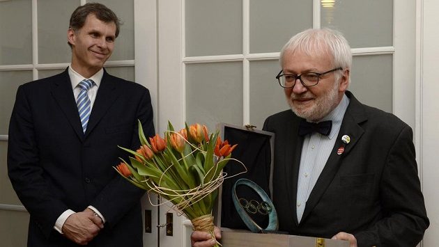 Historik a teoretik umění a architektury Rostislav Švácha (vpravo) převzal v Praze z rukou předsedy Českého olympijského výboru Jiří Kejvala (vlevo) cenu Mezinárodního olympijského výboru Sport a umění. Historik a teoretik umění a architektury Rostislav Švácha (vpravo) převzal v Praze z rukou předsedy Českého olympijského výboru Jiří Kejvala (vlevo) cenu Mezinárodního olympijského výboru Sport a umění.