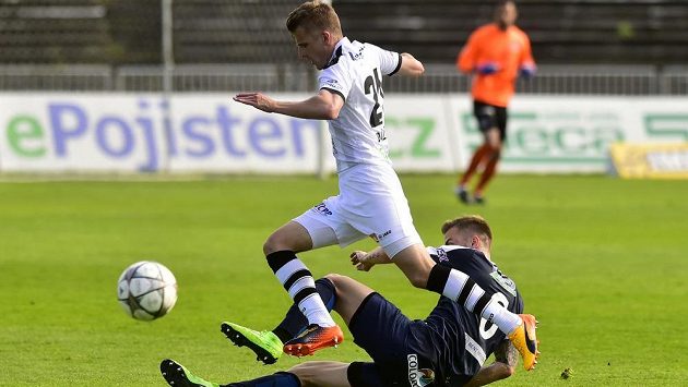 Autor dvou gólů Hradce Králové Jan Pázler uniká Stanislavu Hofmannovi ze Slovácka. Autor dvou gólů Hradce Králové Jan Pázler uniká Stanislavu Hofmannovi ze Slovácka.