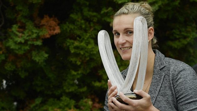 Barbora Špotáková pózuje s Cenou Věry Čáslavské. Barbora Špotáková pózuje s Cenou Věry Čáslavské.