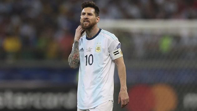 Zklamaný argentinský fotbalový reprezentant Lionel Messi během utkání s Brazílií. Zklamaný argentinský fotbalový reprezentant Lionel Messi během utkání s Brazílií.