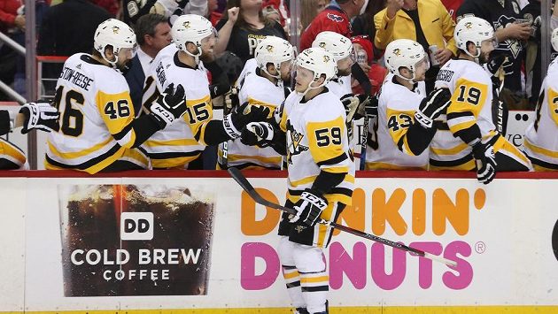 Pittsburský Jake Guentzel (59) se raduje z gólu proti Washingtonu. Pittsburský Jake Guentzel (59) se raduje z gólu proti Washingtonu.