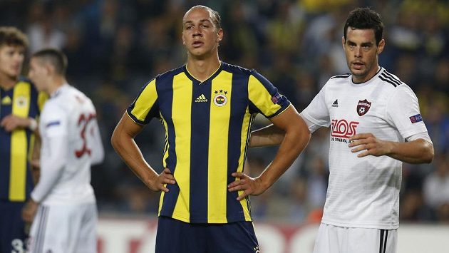 Jakub Rada z Trnavy (vpravo) si hlídá pohyb Michaela Frye z Fenerbahce. Jakub Rada z Trnavy (vpravo) si hlídá pohyb Michaela Frye z Fenerbahce.