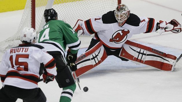 Kanadský útočník Jamie Benn (14) z Dallasu se snaží překonat brankáře New Jersey Keitha Kinklaida (1) v zápase NHL. Kanadský útočník Jamie Benn (14) z Dallasu se snaží překonat brankáře New Jersey Keitha Kinklaida (1) v zápase NHL.