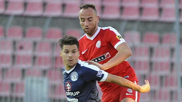 Zleva Jan Navrátil ze Slovácka a Miloš Kratochvíl ze Zbrojovky v utkání 10. kola. Zleva Jan Navrátil ze Slovácka a Miloš Kratochvíl ze Zbrojovky v utkání 10. kola.