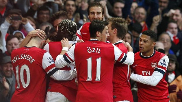 Fotbalisté Arsenalu se radují z jedné z branek Santiho Cazorly proti Fulhamu. Fotbalisté Arsenalu se radují z jedné z branek Santiho Cazorly proti Fulhamu.