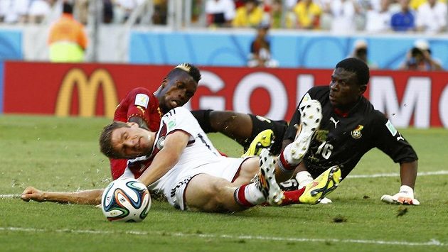 Thomas Müller z Německa (vpředu) bojuje o míč s ghanskou defenzívou v čele s gólmanem Daudou. Thomas Müller z Německa (vpředu) bojuje o míč s ghanskou defenzívou v čele s gólmanem Daudou.