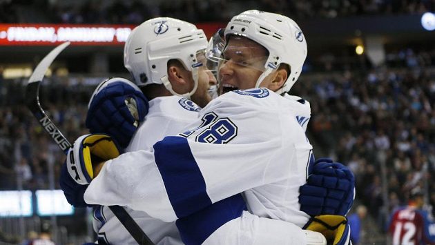 Hokejisté Tampy Bay Lightning Ondřej Palát (vpravo) a Steven Stamkos se radují z gólu proti Coloradu. Hokejisté Tampy Bay Lightning Ondřej Palát (vpravo) a Steven Stamkos se radují z gólu proti Coloradu.
