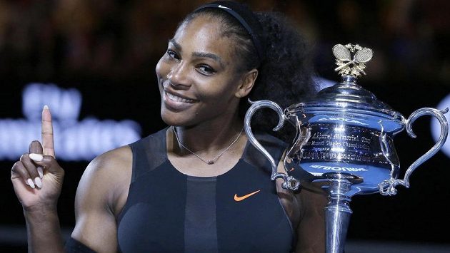 Serena Williamsová s trofejí pro vítězku Australian Open, kde hrála už těhotná.