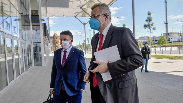 Předseda představenstva fotbalové Slavie Praha Jaroslav Tvrdík (vpravo) přichází na jednání ligového grémia Ligové fotbalové asociace v Praze. Předseda představenstva fotbalové Slavie Praha Jaroslav Tvrdík (vpravo) přichází na jednání ligového grémia Ligové fotbalové asociace v Praze.