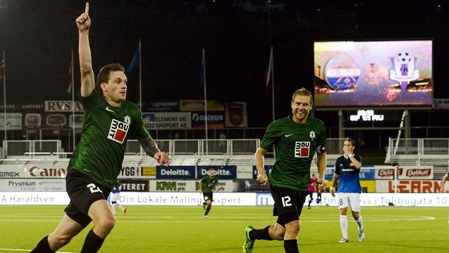 Jablonecký záložník Ondřej Vaněk (vlevo) slaví se spoluhráčem Karlem Pitákem gól proti norskému Strömsgodsetu. Jablonecký záložník Ondřej Vaněk (vlevo) slaví se spoluhráčem Karlem Pitákem gól proti norskému Strömsgodsetu.