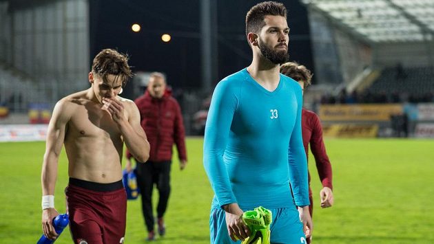 Fotbalisté Sparty opouštěli trávník v Jablonci s kamennými tvářemi. V čele brankář Tomáš Koubek, za ním Josef Šural. Fotbalisté Sparty opouštěli trávník v Jablonci s kamennými tvářemi. V čele brankář Tomáš Koubek, za ním Josef Šural.