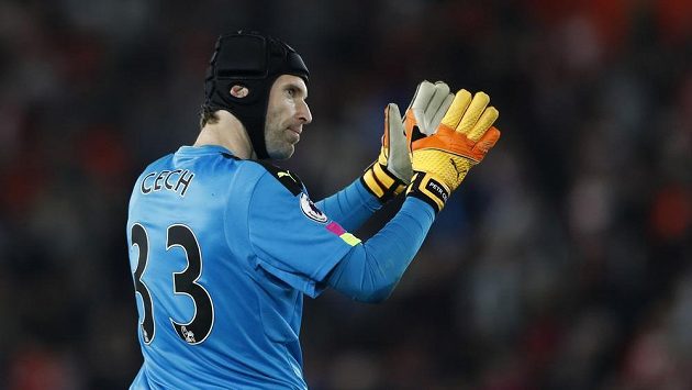 Brankář Arsenalu Petr Čech po utkání se Southamptonem. Brankář Arsenalu Petr Čech po utkání se Southamptonem.