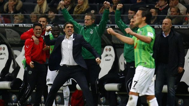 Trenér Hannoveru Tayfun Korkut (čtvrtý zleva) se raduje z výhry na hřišti Frankfurtu. Trenér Hannoveru Tayfun Korkut (čtvrtý zleva) se raduje z výhry na hřišti Frankfurtu.