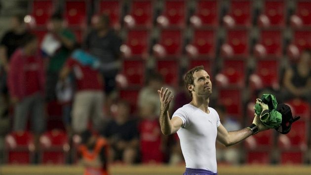 Zklamaný brankář české reprezentace Petr Čech po skončení duelu s Arménií. Zklamaný brankář české reprezentace Petr Čech po skončení duelu s Arménií.