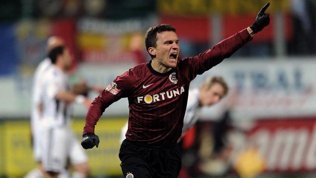 Sparťanský útočník David Lafata (vpředu) se raduje ze vstřelení gólu do sítě Českých Budějovic. Sparťanský útočník David Lafata (vpředu) se raduje ze vstřelení gólu do sítě Českých Budějovic.