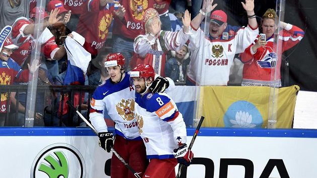 Jevgenij Malkin (vlevo) a Alexander Ovečkin oslavují před zraky ropzjařených ruských fanoušků vstřelený gól v semifinále proti Spojeným státům. Jevgenij Malkin (vlevo) a Alexander Ovečkin oslavují před zraky ropzjařených ruských fanoušků vstřelený gól v semifinále proti Spojeným státům.