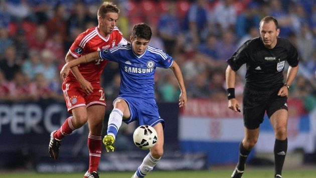 Záložník Chelsea Oscar (vpředu) si kryje míč před Philippem Lahmem z Bayernu Mnichov. Záložník Chelsea Oscar (vpředu) si kryje míč před Philippem Lahmem z Bayernu Mnichov.
