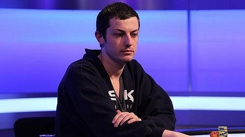 Obávaný hráč online high-stakes nyní hraje jen naživo. Dnes večer se chystá pokořit historicky největší turnaj v Asii s milionovým buy-inem. Obávaný hráč online high-stakes nyní hraje jen naživo. Dnes večer se chystá pokořit historicky největší turnaj v Asii s milionovým buy-inem.