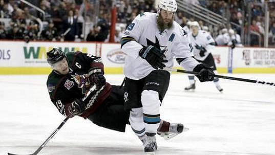 Útočník Joe Thornton ze San Jose odehrál poslední čtyři zápasy v sezóně NHL s přetrženými vazy v levém koleně. Útočník Joe Thornton ze San Jose odehrál poslední čtyři zápasy v sezóně NHL s přetrženými vazy v levém koleně.