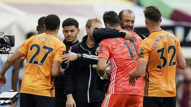 Důvod k radosti. Fotbalisté Wolverhamptonu zvítězili v 32. kole anglické ligy na hřišti Aston Villy 1:0. Důvod k radosti. Fotbalisté Wolverhamptonu zvítězili v 32. kole anglické ligy na hřišti Aston Villy 1:0.
